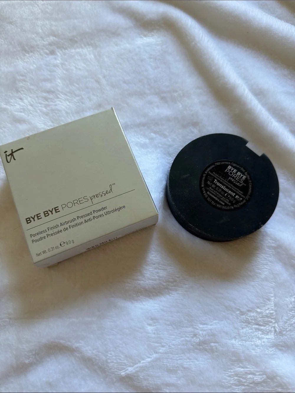 It Cosmetics bye bye pores pressed powder in translucent